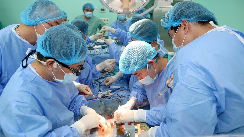 Một ca phẫu thuật gh&eacute;p tim ở BVTW Huế