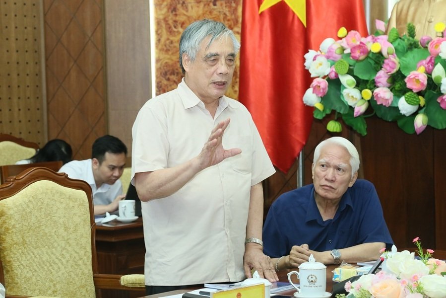 Phó Giáo sư, Tiến sĩ Trần Đình Thiên, nguyên Viện trưởng Viện Kinh tế Việt Nam phát biểu thảo luận tại cuộc họp. (Ảnh CTTĐT tỉnh Hưng Yên) Phó Giáo sư, Tiến sĩ Trần Đình Thiên, nguyên Viện trưởng Viện Kinh tế Việt Nam phát biểu thảo luận tại cuộc họp. (Ảnh CTTĐT tỉnh Hưng Yên)
