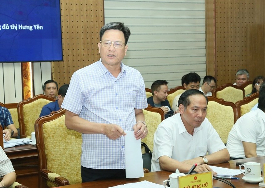 Ông Vũ Kim Cứ, Ủy viên Ban Thường vụ Tỉnh ủy, Trưởng ban Quản lý Khu kinh tế và các khu công nghiệp tỉnh phát biểu tại cuộc họp. Ông Vũ Kim Cứ, Ủy viên Ban Thường vụ Tỉnh ủy, Trưởng ban Quản lý Khu kinh tế và các khu công nghiệp tỉnh phát biểu tại cuộc họp.