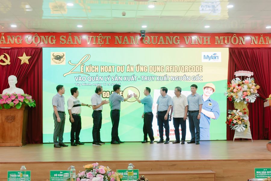 Lãnh đạo Công ty Cổ phần Phân bón Bình Điền và các đơn vị liên quan thực hiện nghi thức kích hoạt dự án ứng dụng RFID tích hợp QR Code vào quản lý sản xuất và truy xuất nguồn gốc Lãnh đạo Công ty Cổ phần Phân bón Bình Điền và các đơn vị liên quan thực hiện nghi thức kích hoạt dự án ứng dụng RFID tích hợp QR Code vào quản lý sản xuất và truy xuất nguồn gốc