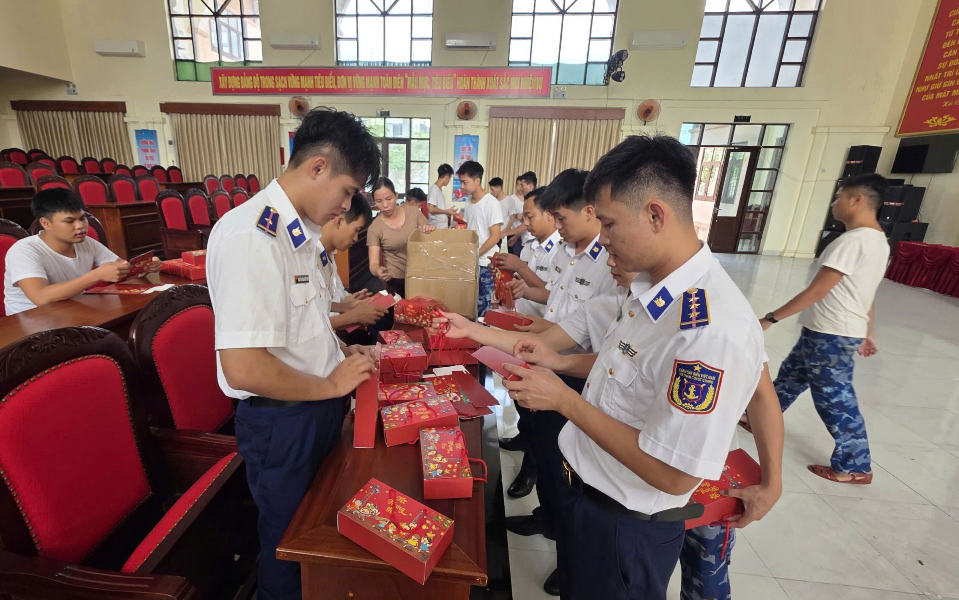 Cán bộ, đoàn viên Hải đội 102 tỉ mỉ hoàn thiện những phần quà Trung thu dành tặng các cháu thiếu nhi. Cán bộ, đoàn viên Hải đội 102 tỉ mỉ hoàn thiện những phần quà Trung thu dành tặng các cháu thiếu nhi.