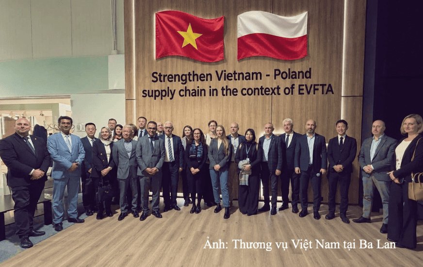 Các đại biểu tham dự diễn đàn tại Hội chợ quốc tế đồ gỗ Poznan Các đại biểu tham dự diễn đàn tại Hội chợ quốc tế đồ gỗ Poznan