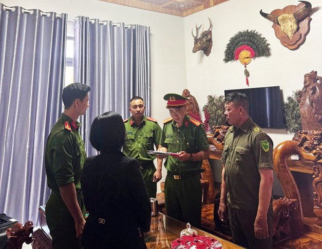 Cơ quan Cảnh sát điều tra Công an tỉnh Đắk Lắk (Phòng Cảnh sát kinh tế) tống đạt các quyết định tố tụng đối với bị can. Ảnh: Công an cung cấp Cơ quan Cảnh sát điều tra Công an tỉnh Đắk Lắk (Phòng Cảnh sát kinh tế) tống đạt các quyết định tố tụng đối với bị can. Ảnh: Công an cung cấp