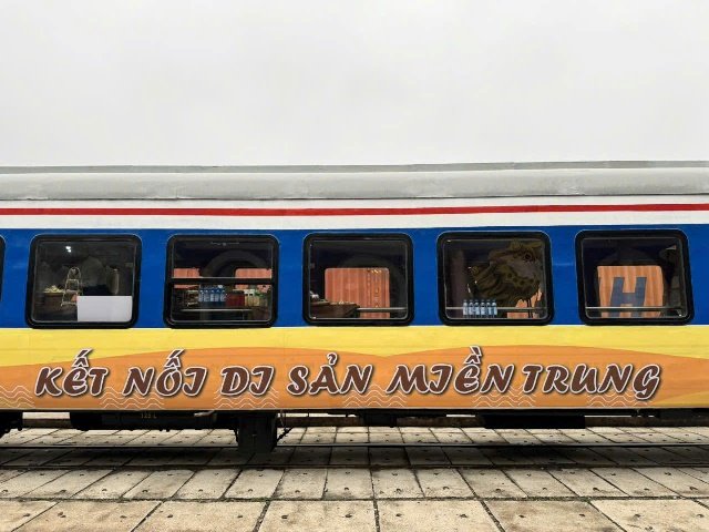 Đoàn tàu du lịch “Kết nối di sản miền Trung” trên tuyến Huế – Đà Nẵng được đưa vào khai thác từ tháng 3/2024. Ảnh: Cổng TT Du lịch Đà Nẵng Đoàn tàu du lịch “Kết nối di sản miền Trung” trên tuyến Huế – Đà Nẵng được đưa vào khai thác từ tháng 3/2024. Ảnh: Cổng TT Du lịch Đà Nẵng