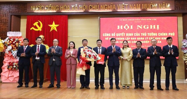 Chủ tịch UBND tỉnh Đỗ Hữu Huy trao quyết định của Thủ tướng Ch&iacute;nh phủ về việc th&agrave;nh lập Ban Quản l&yacute; c&aacute;c khu kinh tế v&agrave; c&aacute;c khu c&ocirc;ng nghiệp Đắk Lắk.