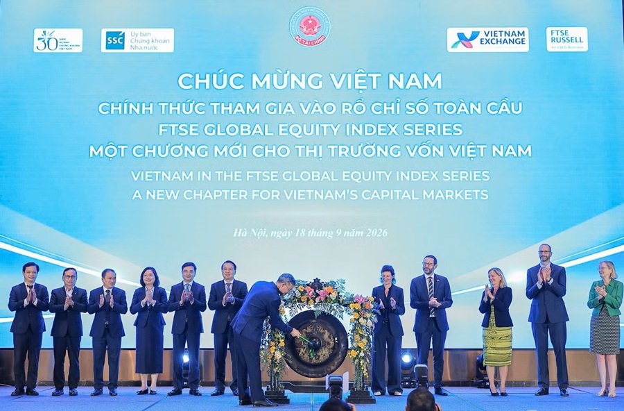 Bộ trưởng Tài chính Ngô Văn Tuấn thực hiện nghi thức đánh cồng. (Ảnh: PV) Bộ trưởng Tài chính Ngô Văn Tuấn thực hiện nghi thức đánh cồng. (Ảnh: PV)