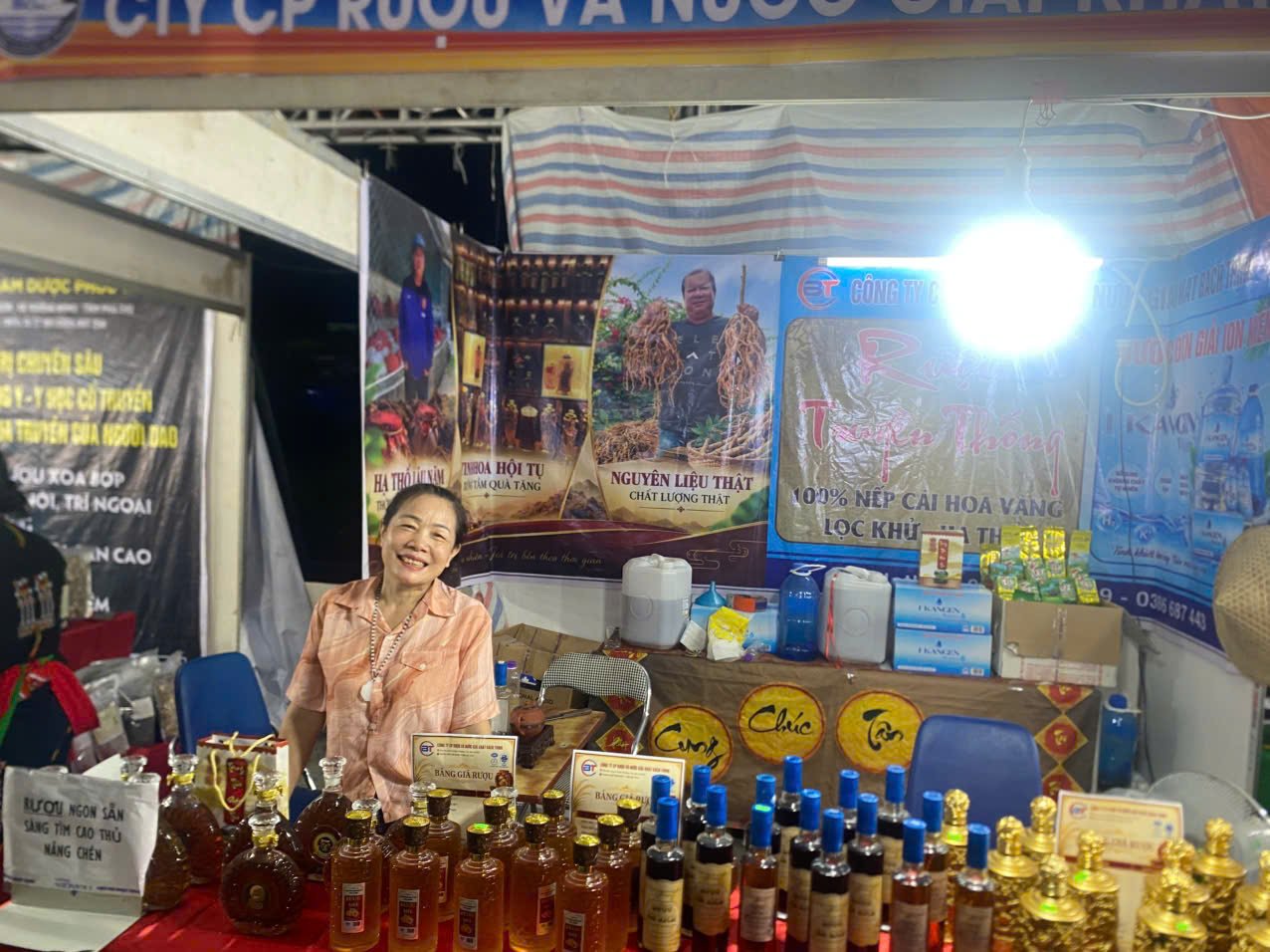 Đến với phiên chợ, người dân xã Tứ Kỳ và các vùng lân cận có cơ hội tiếp cận, mua sắm nhiều đặc sản nổi tiếng. Đến với phiên chợ, người dân xã Tứ Kỳ và các vùng lân cận có cơ hội tiếp cận, mua sắm nhiều đặc sản nổi tiếng.