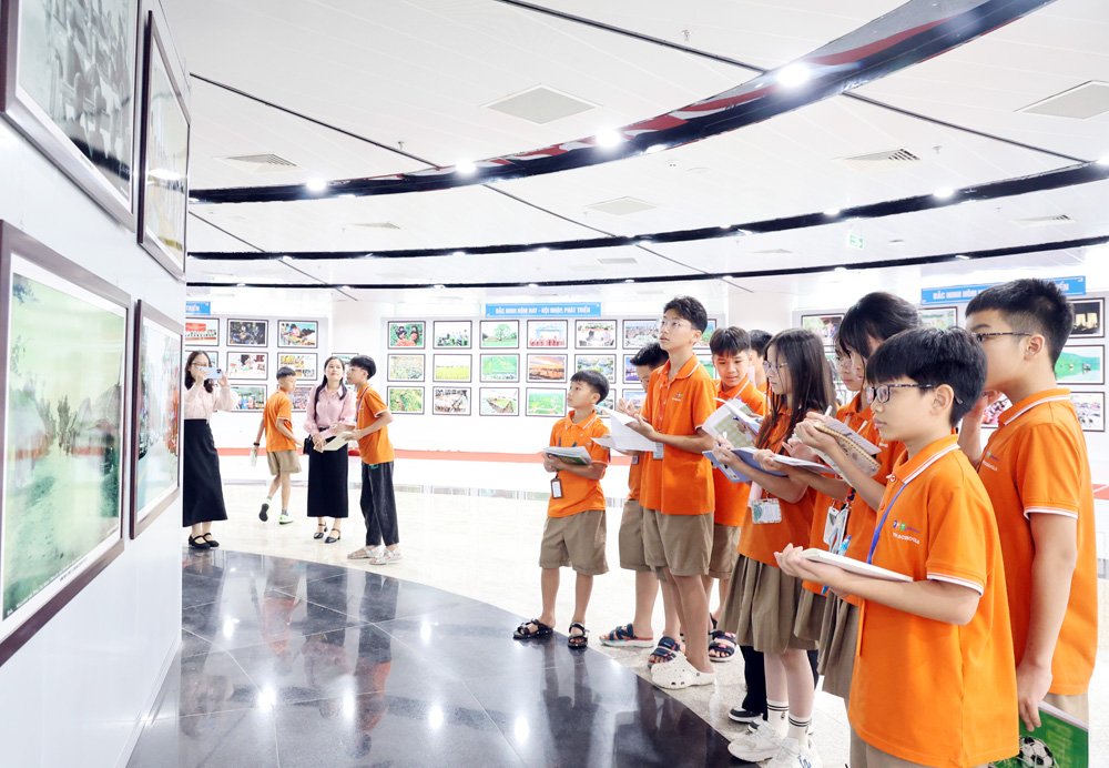 C&aacute;c em học sinh tham quan Triển l&atilde;m ảnh.