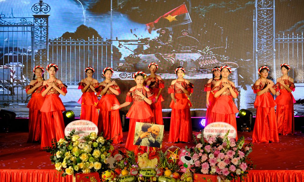 Tiết mục văn nghệ do các em khiếm thính của Cơ sở Bảo trợ xã hội tổng hợp tỉnh biểu diễn. Tiết mục văn nghệ do các em khiếm thính của Cơ sở Bảo trợ xã hội tổng hợp tỉnh biểu diễn.