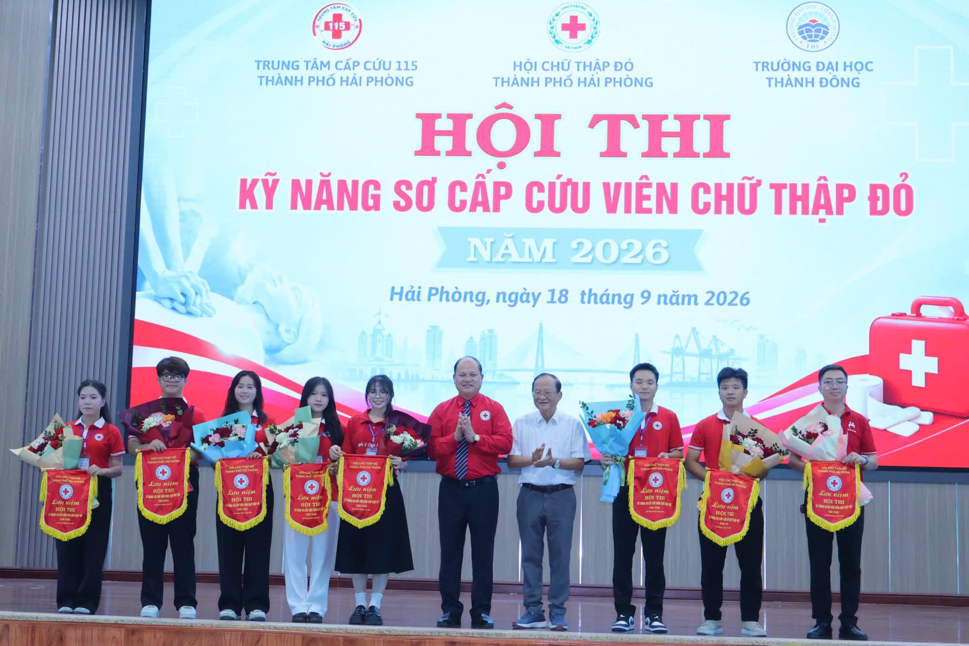 Ban Tổ chức trao giải Nhất cho đội thi Câu lạc bộ Thanh niên vận động hiến máu tình nguyện Xứ Đông. Ban Tổ chức trao giải Nhất cho đội thi Câu lạc bộ Thanh niên vận động hiến máu tình nguyện Xứ Đông.