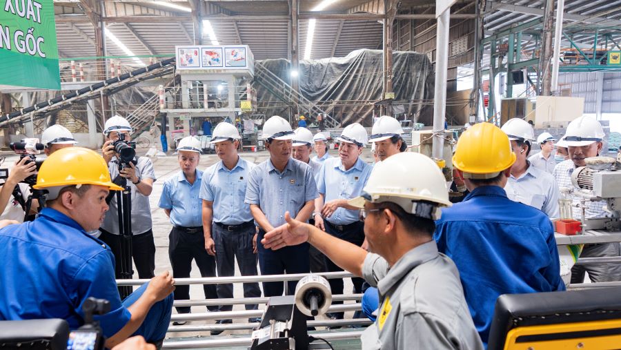 Các đại biểu tìm hiểu quá trình kích hoạt mã định danh trên từng bao phân bón tại dây chuyền sản xuất Các đại biểu tìm hiểu quá trình kích hoạt mã định danh trên từng bao phân bón tại dây chuyền sản xuất