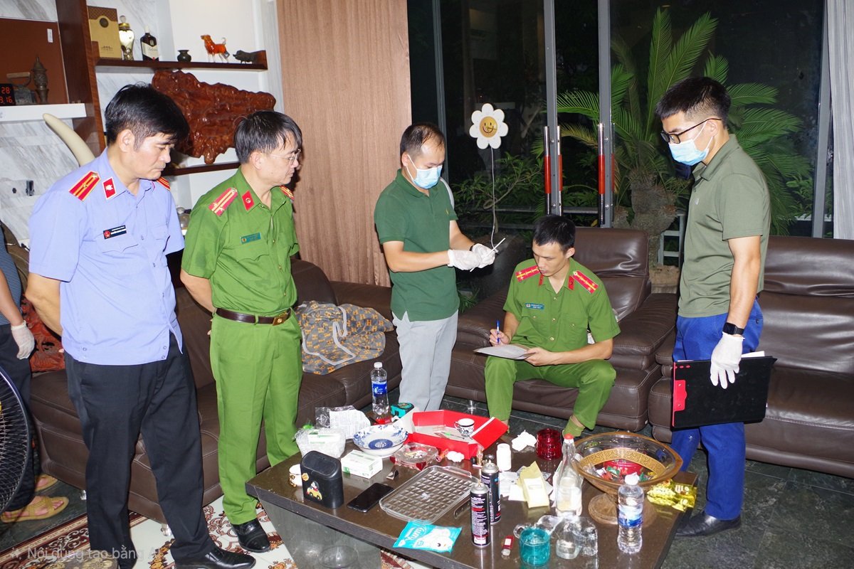 Cơ quan C&ocirc;ng an thi h&agrave;nh Lệnh kh&aacute;m x&eacute;t khẩn cấp nơi ở của đối tượng &ldquo;Đức Cộng&rdquo;. Ảnh: CTT