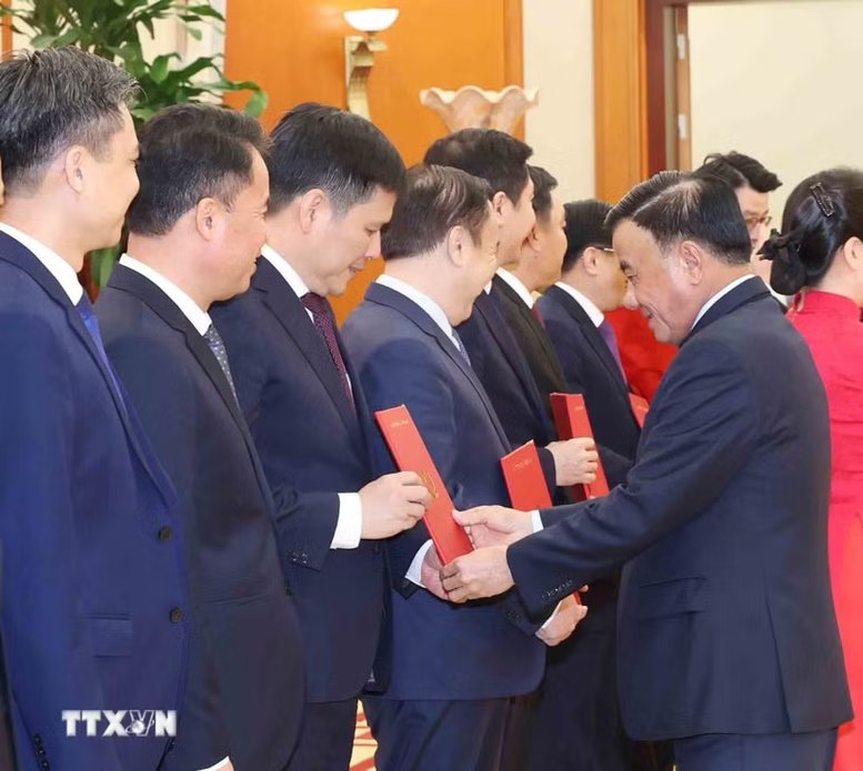 Thường trực Ban B&iacute; thư Trần Cẩm T&uacute; trao Quyết định của Bộ Ch&iacute;nh trị, Ban B&iacute; thư về c&ocirc;ng t&aacute;c c&aacute;n bộ - Ảnh: TTXVN