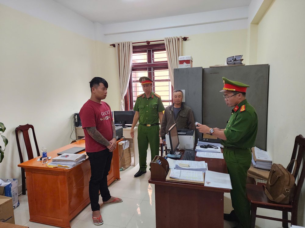 Lực lượng chức năng tống đạt quyết định tố tụng đối với bị can Đặng Anh Khoa