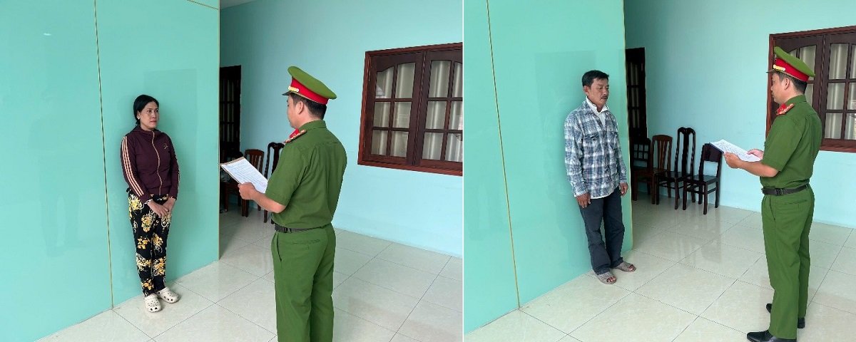 Lực lượng chức năng tống đạt quyết định tố tụng đối với các bị can. Ảnh: Công an cung cấp Lực lượng chức năng tống đạt quyết định tố tụng đối với các bị can. Ảnh: Công an cung cấp