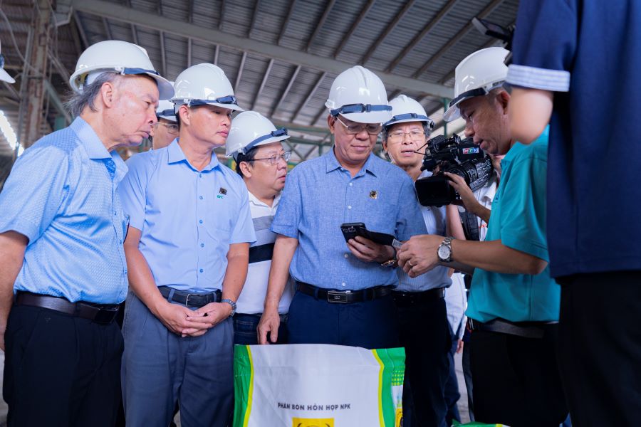 Đại biểu trải nghiệm việc tra cứu thông tin sản phẩm bằng điện thoại thông minh ngay tại nhà máy Đại biểu trải nghiệm việc tra cứu thông tin sản phẩm bằng điện thoại thông minh ngay tại nhà máy