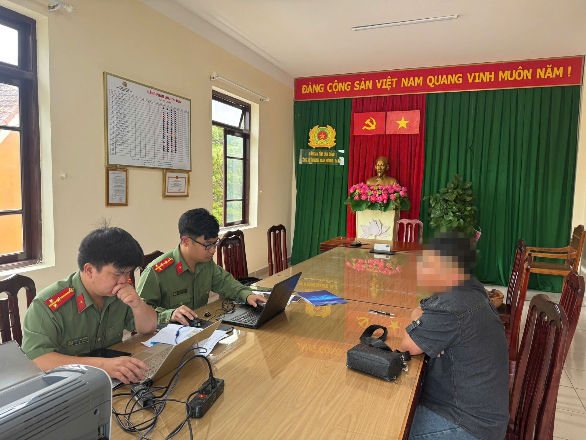 Công an làm việc với ông Đ.M.T., để làm rõ hành vi đăng tải, bình luận thông tin sai sự thật. Ảnh: VT Công an làm việc với ông Đ.M.T., để làm rõ hành vi đăng tải, bình luận thông tin sai sự thật. Ảnh: VT