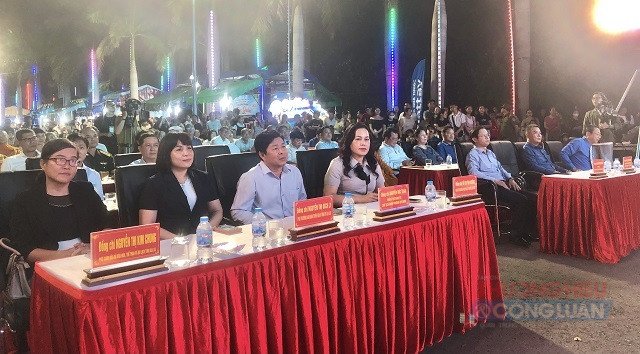 Đại biểu quan khách dự Lễ khai mạc Lễ hội. Ảnh: VH Đại biểu quan khách dự Lễ khai mạc Lễ hội. Ảnh: VH
