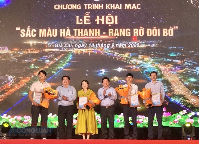 BTC tặng hoa tri ân các nhà tài trợ cho Lễ hội. Ảnh: Viết Hiền BTC tặng hoa tri ân các nhà tài trợ cho Lễ hội. Ảnh: Viết Hiền