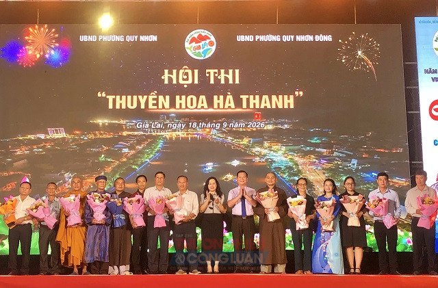 BTC tặng hoa đại diện các đơn vị tham dự Lễ hội. Ảnh: VH BTC tặng hoa đại diện các đơn vị tham dự Lễ hội. Ảnh: VH