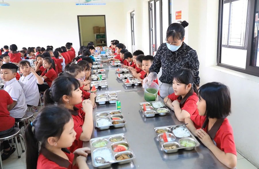 Bữa ăn bán trú của học sinh tại trường học. Bữa ăn bán trú của học sinh tại trường học.