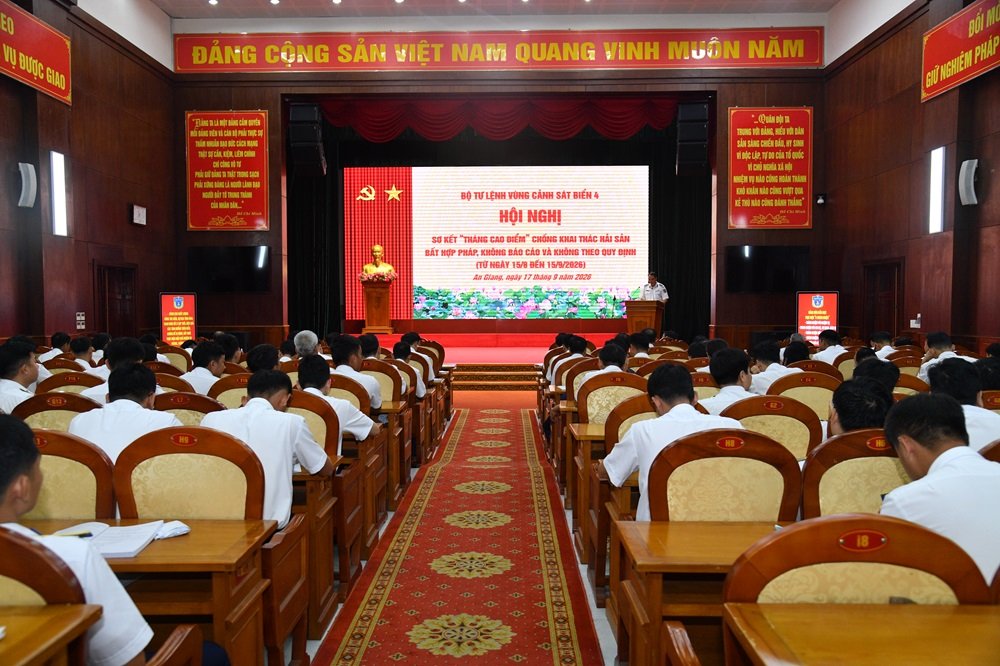 Quang cảnh Hội nghị sơ kết “tháng cao điểm” chống khai thác IUU của BTL Vùng Cảnh sát biển 4 Quang cảnh Hội nghị sơ kết “tháng cao điểm” chống khai thác IUU của BTL Vùng Cảnh sát biển 4
