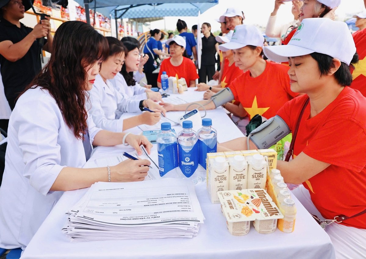 Người cao tuổi được thăm khám, tư vấn sức khỏe và dinh dưỡng tại chương trình. Ảnh: Vi Nam Người cao tuổi được thăm khám, tư vấn sức khỏe và dinh dưỡng tại chương trình. Ảnh: Vi Nam