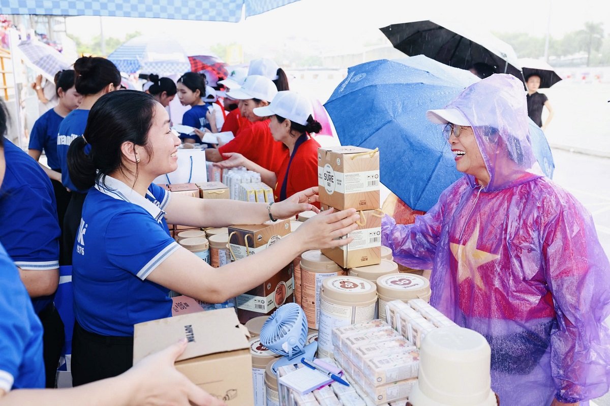 Vinamilk Sure đồng hành cùng người cao tuổi chủ động sống khỏe