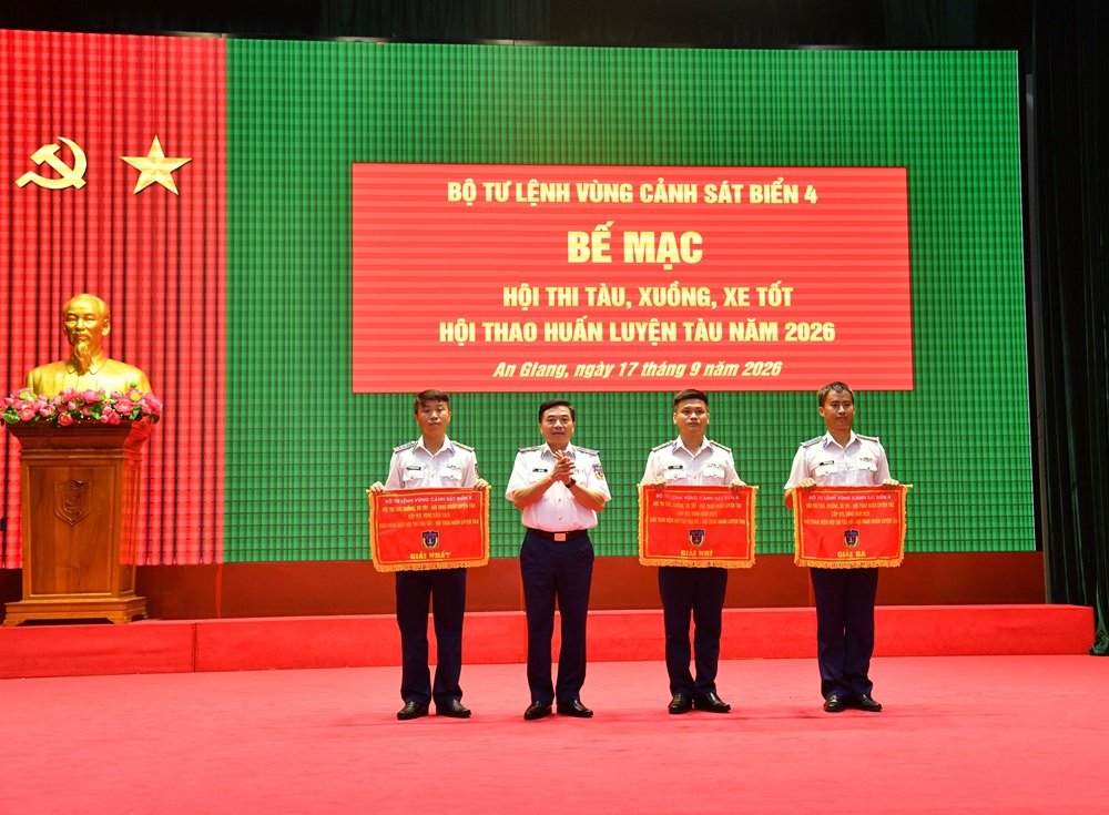 Thủ trưởng BTL Vùng trao thưởng cho thưởng cho các tập thể, cá nhân có thành tích tốt trong Hội thi tàu, xuồng, xe tốt - Hội thao huấn luyện tàu năm 2026 Thủ trưởng BTL Vùng trao thưởng cho thưởng cho các tập thể, cá nhân có thành tích tốt trong Hội thi tàu, xuồng, xe tốt - Hội thao huấn luyện tàu năm 2026