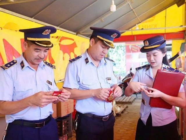 H&agrave; Tĩnh siết kiểm so&aacute;t b&aacute;nh Trung thu, đồ chơi trẻ em trước m&ugrave;a cao điểm.