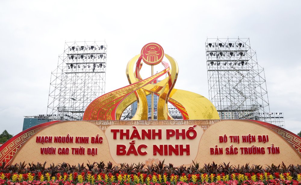 Chính giữa Quảng trường 3/2 (phường Bắc Giang) là biểu trưng Logo tỉnh Bắc Ninh. Chính giữa Quảng trường 3/2 (phường Bắc Giang) là biểu trưng Logo tỉnh Bắc Ninh.