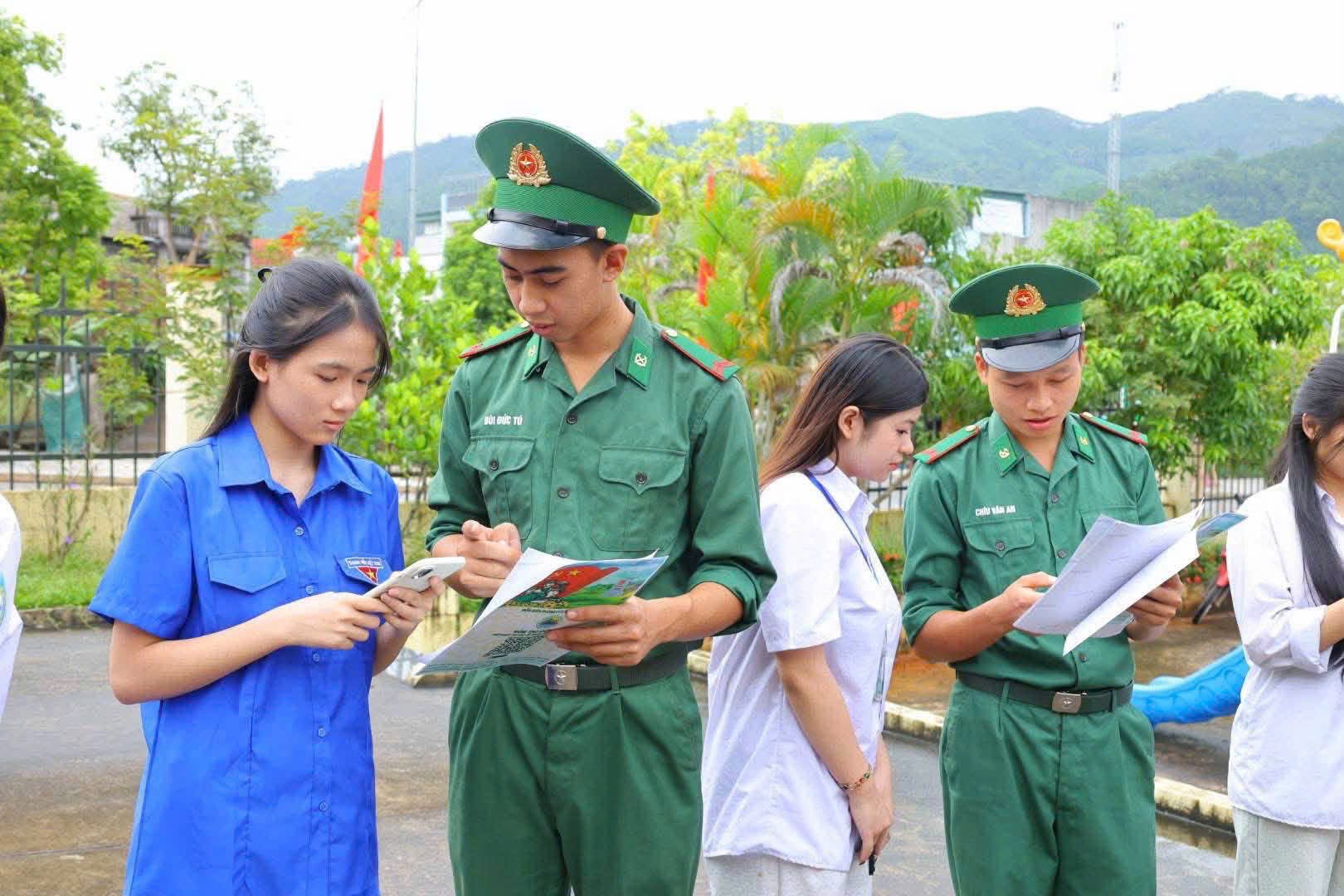 CBCS Đồn BPCK Hoành Mô hướng dẫn người dân sử dụng một số dịch vụ công cơ bản trên điện thoại di động CBCS Đồn BPCK Hoành Mô hướng dẫn người dân sử dụng một số dịch vụ công cơ bản trên điện thoại di động