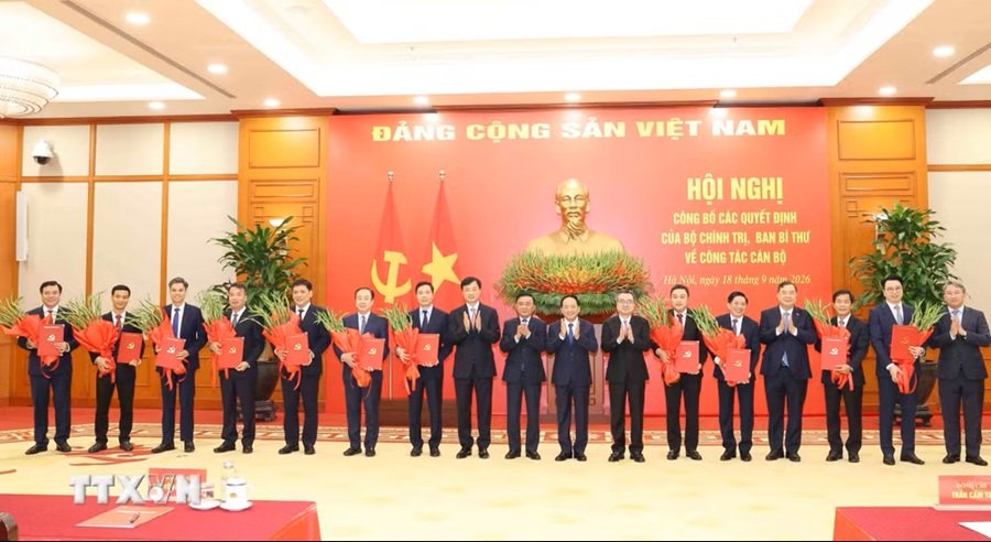 Thường trực Ban B&iacute; thư Trần Cẩm T&uacute; trao Quyết định của Bộ Ch&iacute;nh trị, Ban B&iacute; thư cho 12 đồng ch&iacute; giữ chức Ph&oacute; B&iacute; thư Thường trực Tỉnh uỷ v&agrave; c&aacute;c Ph&oacute; Ban Đảng Trung ương - Ảnh: TTXVN