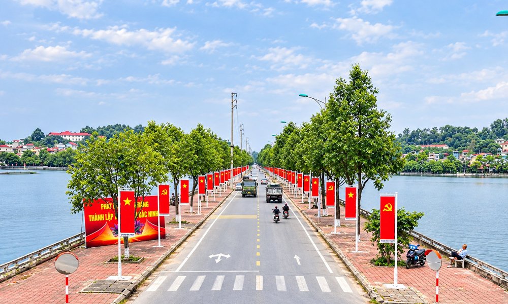 Đường cờ Tổ quốc và cờ Đảng trên đường Trần Lựu (phường Vũ Ninh). Đường cờ Tổ quốc và cờ Đảng trên đường Trần Lựu (phường Vũ Ninh).