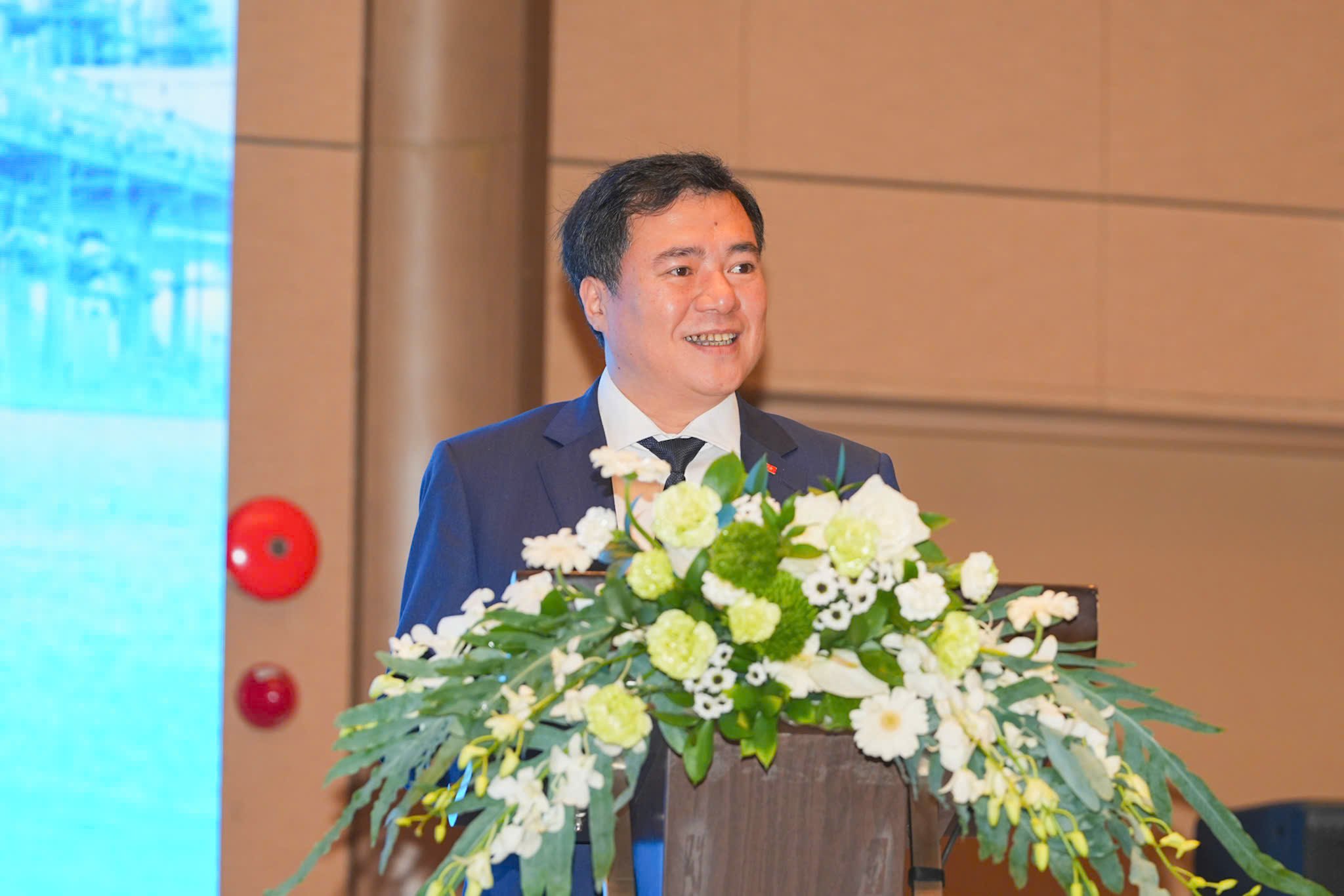 Thứ trưởng Bộ Công Thương Nguyễn Sinh Nhật Tân phát biểu khai mạc Diễn đàn. Thứ trưởng Bộ Công Thương Nguyễn Sinh Nhật Tân phát biểu khai mạc Diễn đàn.