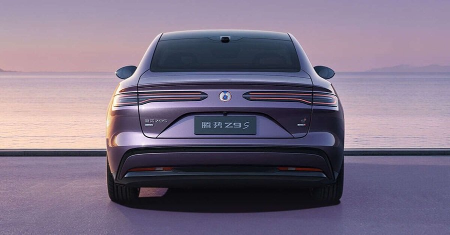 C&aacute;c dải đ&egrave;n hậu thanh mảnh nhấn mạnh chiều ngang, kết hợp phần đu&ocirc;i vuốt gọn của Denza Z9S