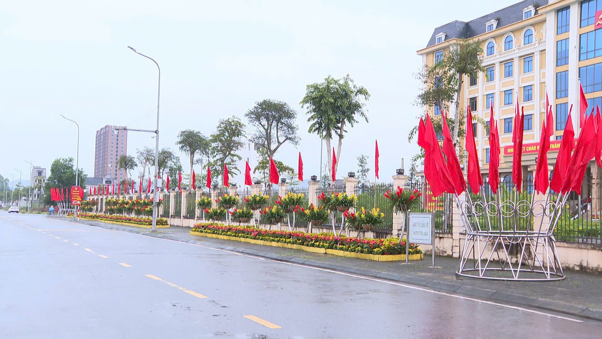 2,5 nghìn hồng kỳ, hàng nghìn pano trên các cầu vượt, đường cao tốc, trụ sở các cơ quan và khu vực trung tâm chào mừng sự kiện. 2,5 nghìn hồng kỳ, hàng nghìn pano trên các cầu vượt, đường cao tốc, trụ sở các cơ quan và khu vực trung tâm chào mừng sự kiện.