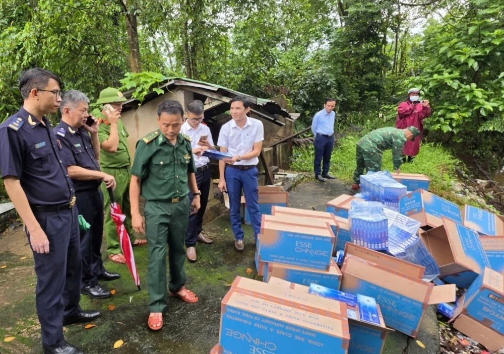 Hải quan cửa khẩu quốc tế Lao Bảo (Chi cục Hải quan khu vực IX) phối hợp, ti&ecirc;u hủy gần 325.000 bao thuốc l&aacute; điếu giả mạo nh&atilde;n hiệu. Ảnh: kv09.customs.gov.vn