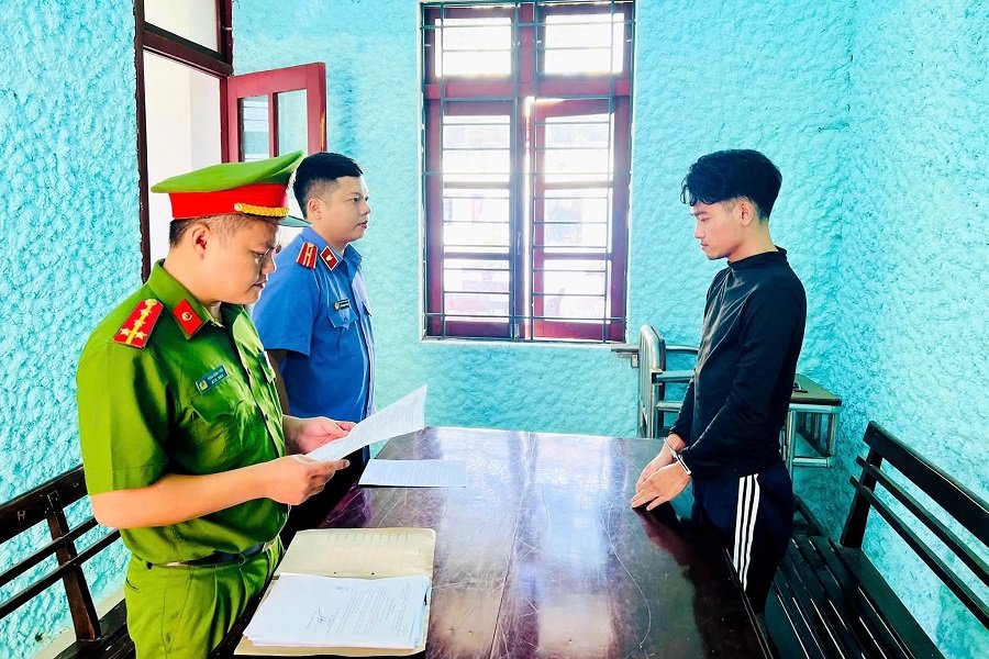 Cơ quan điều tra tống đạt quyết định khởi tố và lệnh tạm giam đối với Hoàng Văn Phước Cơ quan điều tra tống đạt quyết định khởi tố và lệnh tạm giam đối với Hoàng Văn Phước