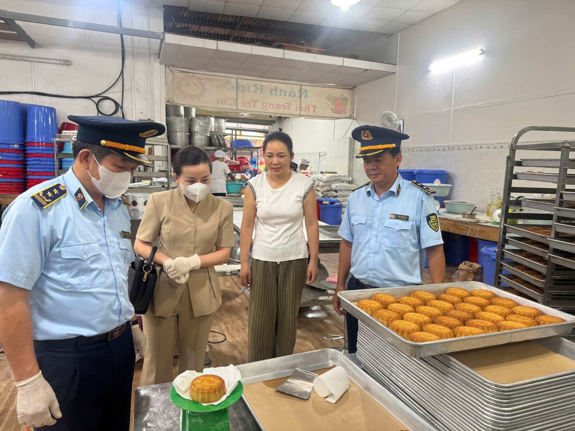 Lạng Sơn: Kiểm tra 3 cơ sở sản xuất b&aacute;nh Trung thu, xử phạt 54 triệu đồng