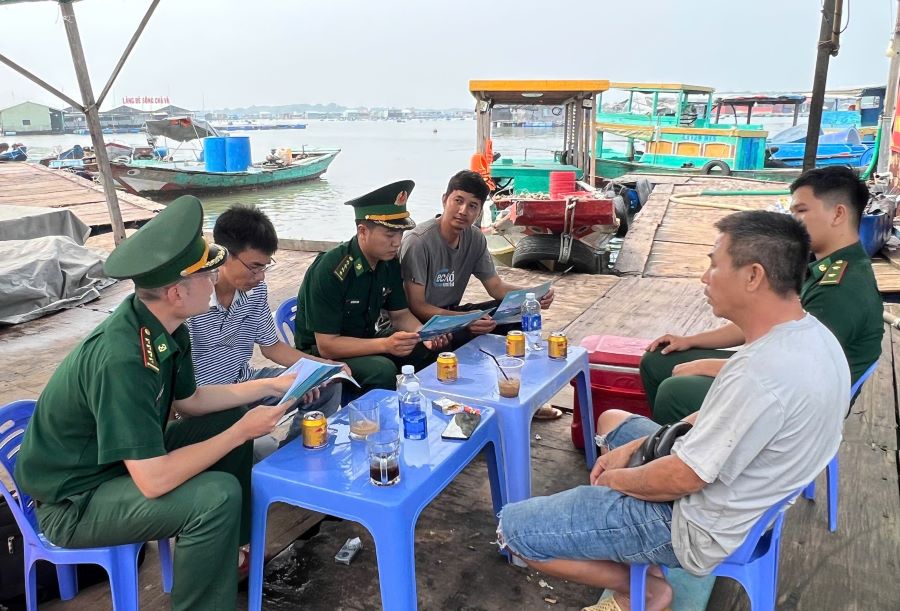 Tuy&ecirc;n truyền và ph&aacute;t tờ rơi pháp lu&acirc;̣t về ph&ograve;ng, chống khai th&aacute;c IUU cho các chủ phương tiện, chủ lồng bè