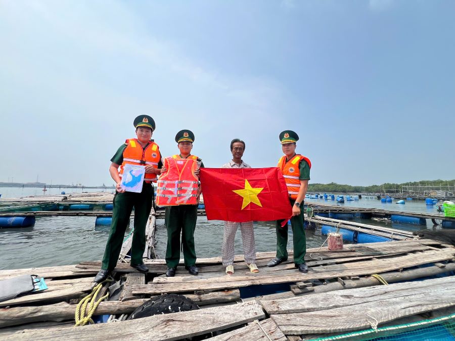 Trao tặng 30 l&aacute; cờ Tổ quốc v&agrave; 30 &aacute;o phao cho bà con ngư d&acirc;n an t&acirc;m vươn khơi bám bi&ecirc;̉n.