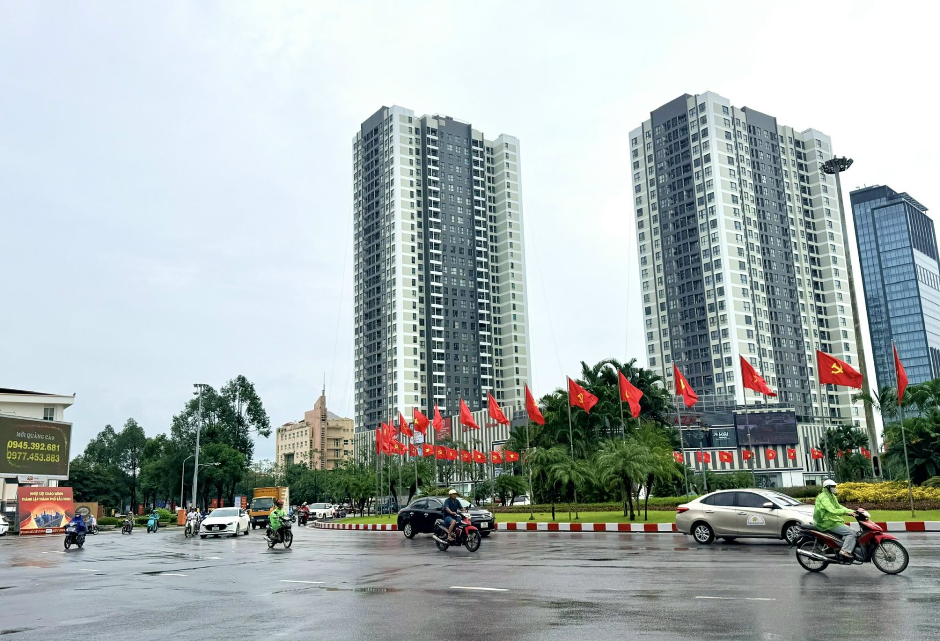 Tại khu vực ngã Sáu (phường Kinh Bắc) rực rỡ sắc đỏ cờ hoa chào mừng thành phố trực thuộc Trung ương. Tại khu vực ngã Sáu (phường Kinh Bắc) rực rỡ sắc đỏ cờ hoa chào mừng thành phố trực thuộc Trung ương.