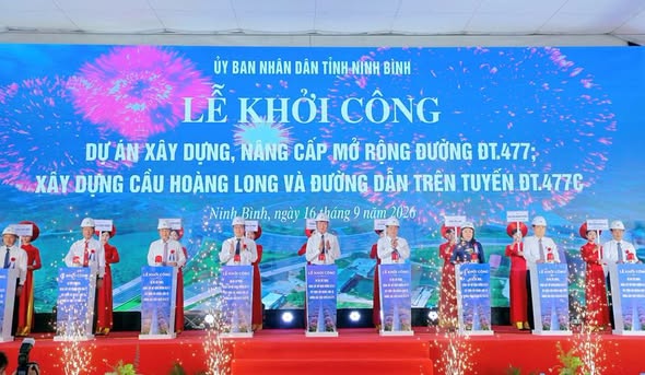 Các đại biểu thực hiện nghi thức ấn nút khởi công dự án Các đại biểu thực hiện nghi thức ấn nút khởi công dự án