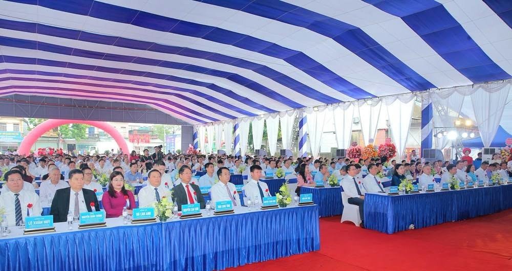 Các đại biểu dự lễ khởi công dự án Các đại biểu dự lễ khởi công dự án