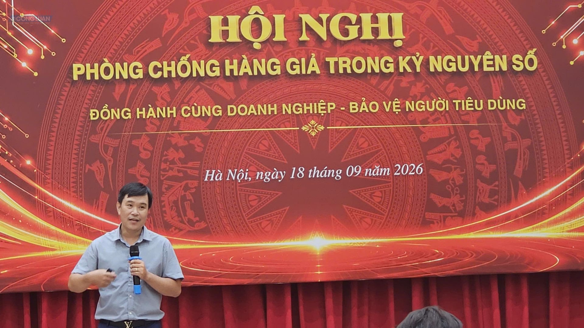 &Ocirc;ng L&ecirc; Xu&acirc;n Trường, Ch&aacute;nh Văn ph&ograve;ng, Ủy vi&ecirc;n Thường trực Ban Chấp h&agrave;nh Hội M&atilde; số M&atilde; vạch Việt Nam tr&igrave;nh b&agrave;y tham luận