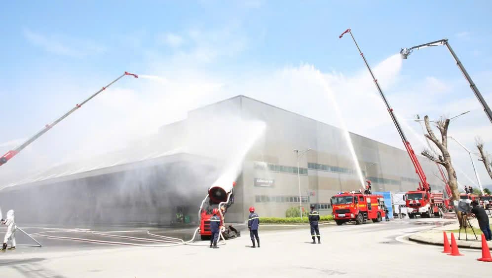 Các phương tiện hiện đại được huy động để tham gia chữa cháy Các phương tiện hiện đại được huy động để tham gia chữa cháy