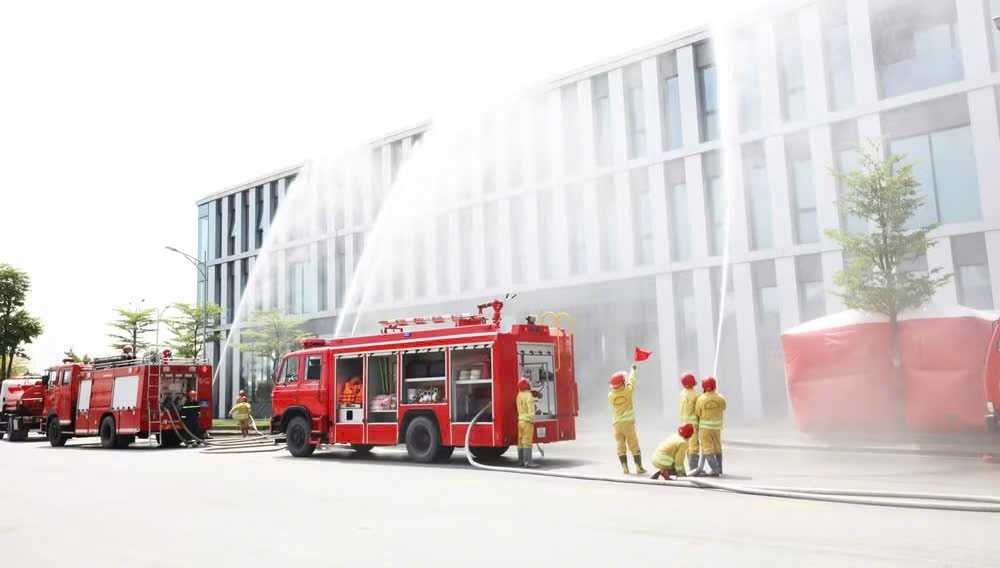 Các lực lượng tổ chức chữa cháy tại các toà nhà, khu vực xảy ra đám cháy Các lực lượng tổ chức chữa cháy tại các toà nhà, khu vực xảy ra đám cháy