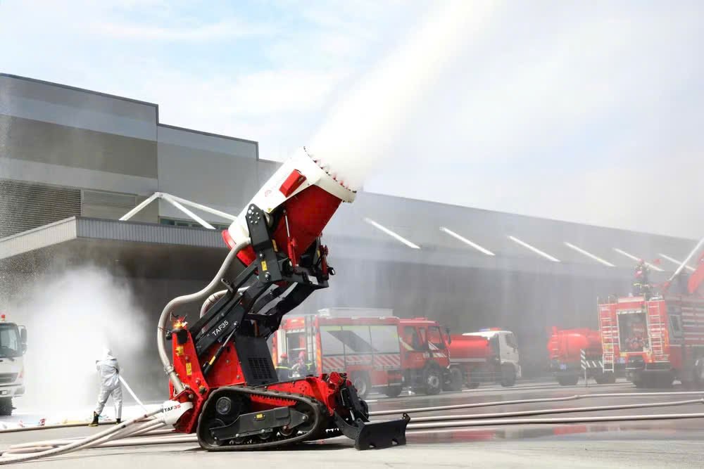 Robot chữa cháy được huy động từ Công an TP Hải Phòng Robot chữa cháy được huy động từ Công an TP Hải Phòng