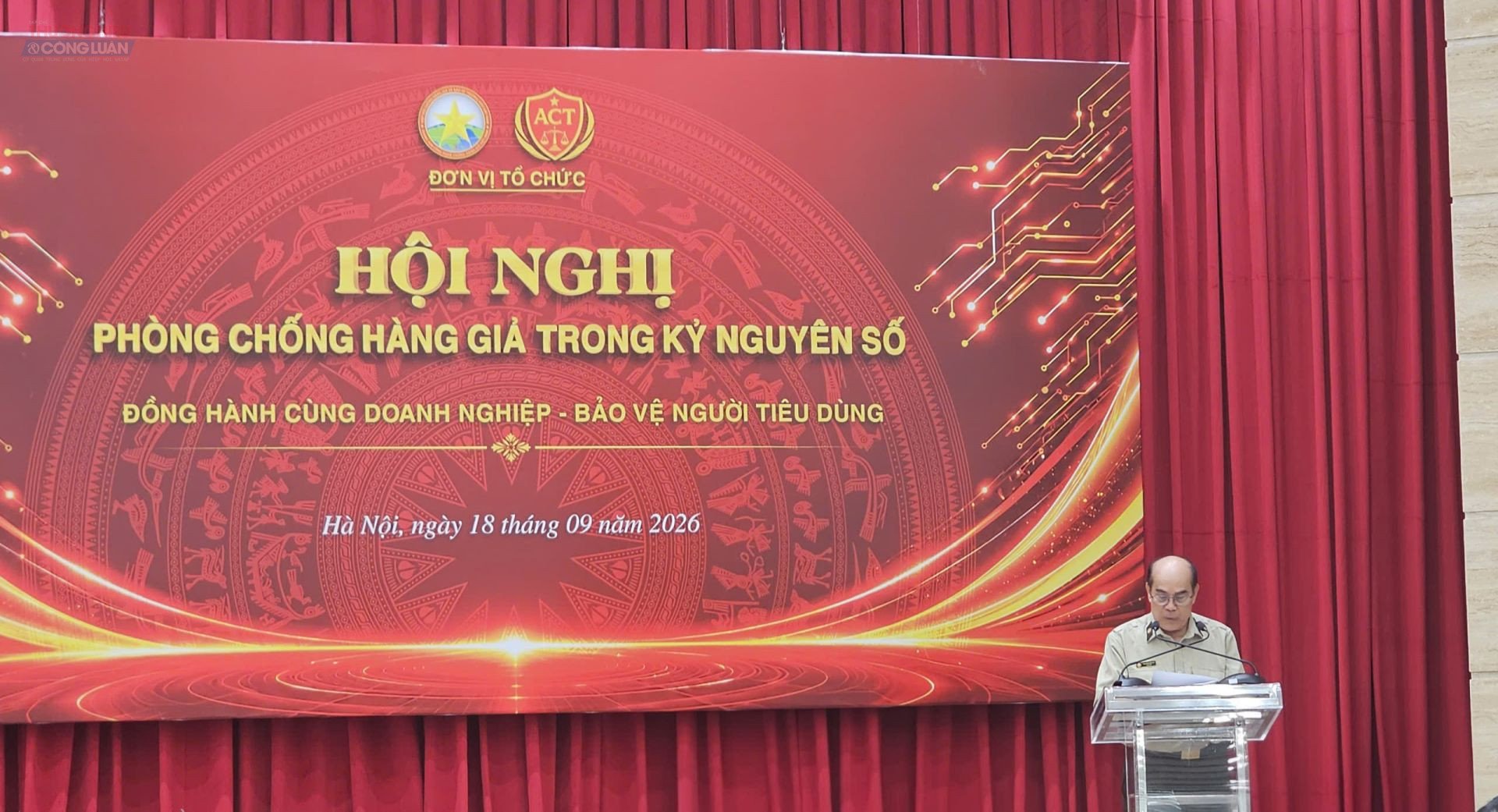 PGS.TS Nguyễn Minh Vỹ, Gi&aacute;m đốc Trung t&acirc;m C&ocirc;ng nghệ Chống h&agrave;ng giả Việt Nam ph&aacute;t biểu khai mạc hội nghị (Ảnh: Hải Minh)